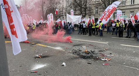  Krwawe Niedziela w Paryżu:  Strajk robotniczy i brutalne tłumienie protestu